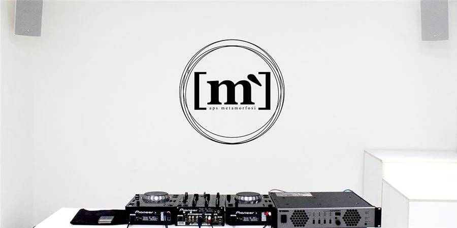 777盛世国际帮助Metamorfosi酒吧中的工匠们